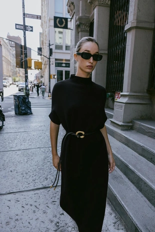 Трикотажное платье с ремнем