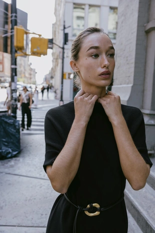 Трикотажное платье с ремнем