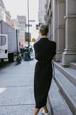 Трикотажное платье с ремнем