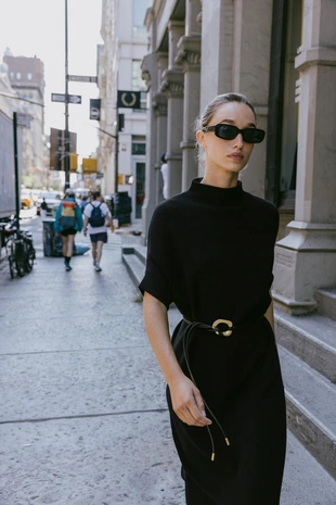 Трикотажное платье с ремнем- Заказать в России