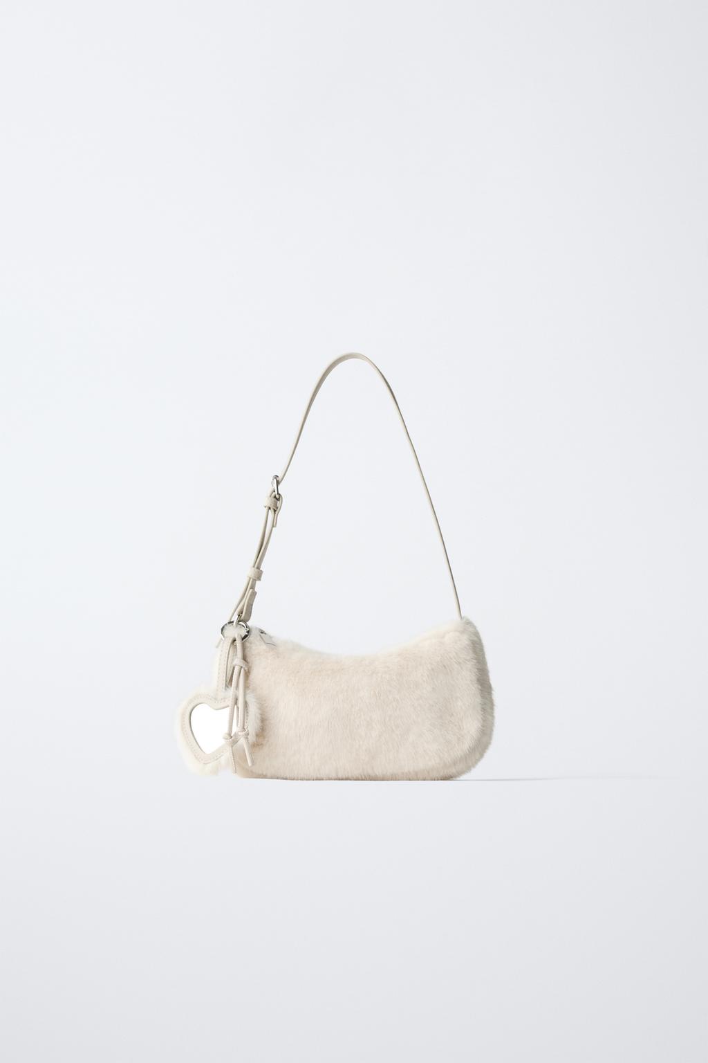 СУМКА С ПЛЕЧЕВЫМ РЕМНЕМ, БРЕЛОКОМ И ОТДЕЛКОЙ ИЗ ИСКУССТВЕННОГО МЕХА