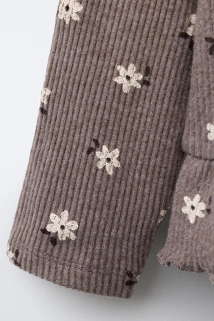 Футболка с принтом и оборкой из мягкой ткани