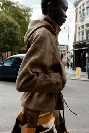 Куртка из искусственной замши с капюшоном- Заказать в России