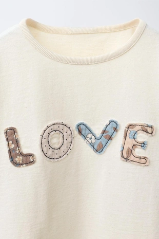 Футболка с надписью и нашивками- Заказать в России