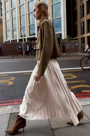 Плиссированная юбка-миди под замшу с поясом- Заказать в России