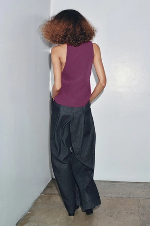 Асимметричный топ из крепа с пряжкой- Заказать в России