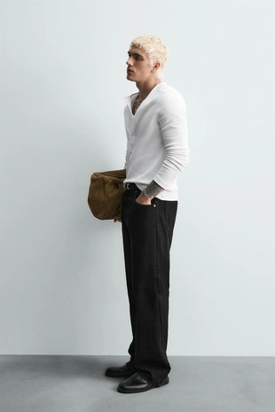 Футболка в рубчик с горловиной и пуговицами- Заказать в России