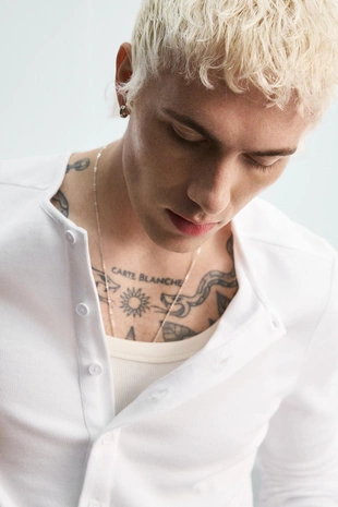 Футболка в рубчик с горловиной и пуговицами- Заказать в России