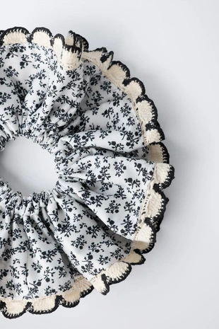 Большая резинка для волос с цветами и кружевом кроше- Заказать в России