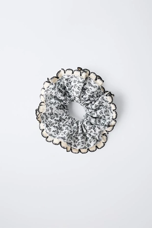 Большая резинка для волос с цветами и кружевом кроше- Заказать в России