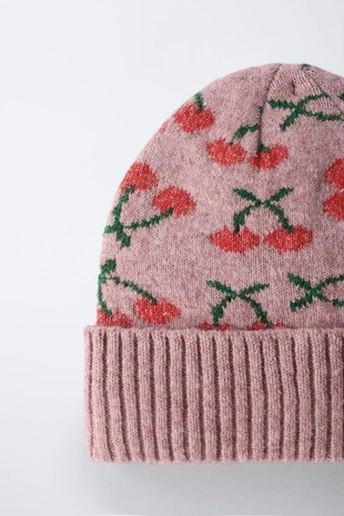 Трикотажная шапка с вишнями- Заказать в России