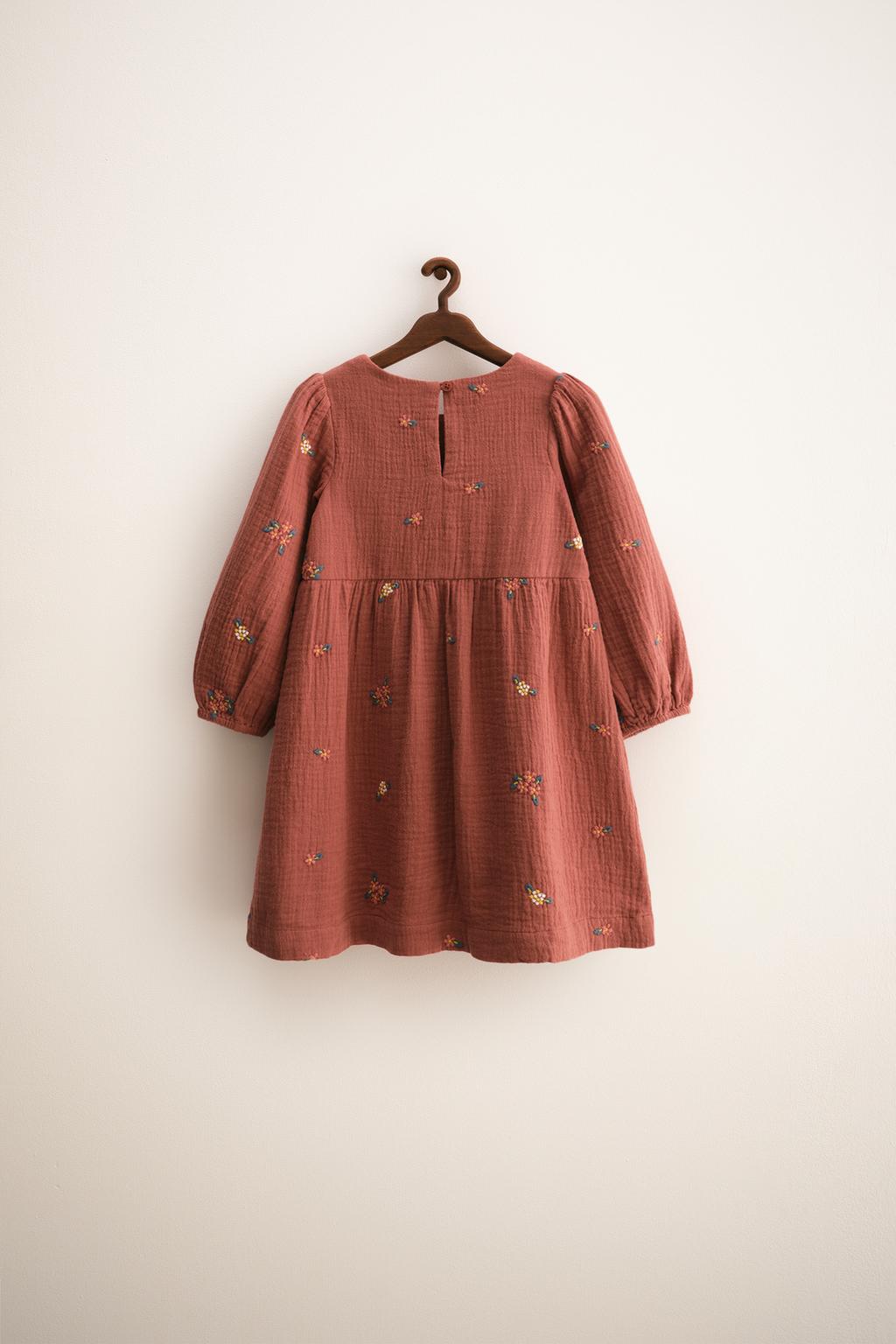 ZARA TIMELESS — ПЛАТЬЕ С ВЫШИВКОЙ В ВИДЕ ЦВЕТОВ