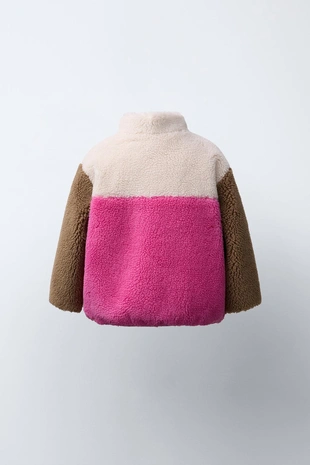 Куртка из искусственной овчины колор-блок с нашивкой- Заказать в России