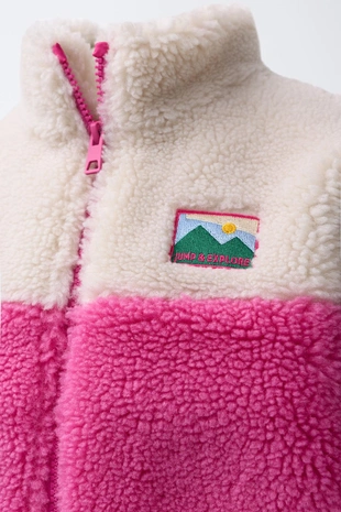 Куртка из искусственной овчины колор-блок с нашивкой- Заказать в России