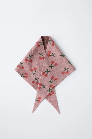 Треугольная вязаная бандана с вишнями- Заказать в России