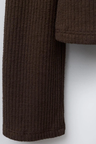 Лонгслив в рубчик с вырезами и заклепками- Заказать в России