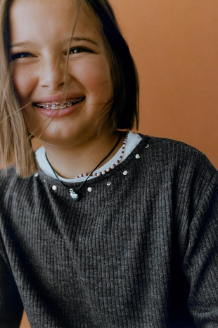 Майка в рубчик с заклепками- Заказать в России