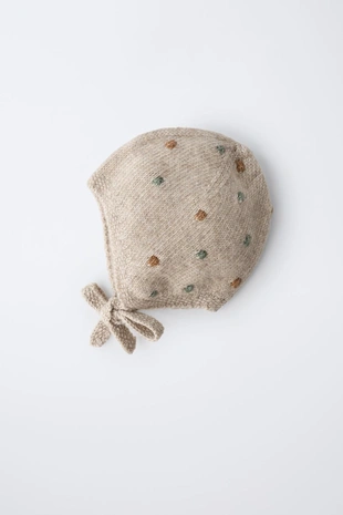 Трикотажный чепчик с шариками- Заказать в России