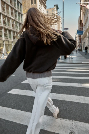 Куртка с капюшоном и эластичным низом- Заказать в России