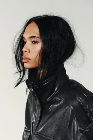 Короткая куртка из искусственной кожи- Заказать в России