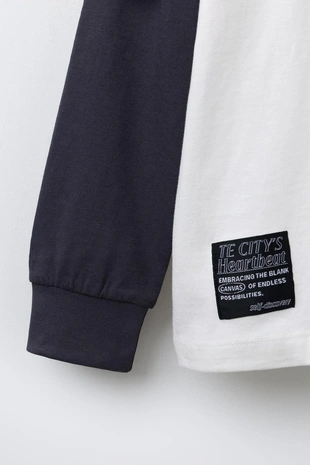 Футболка с двойными рукавами и контрастной надписью- Заказать в России