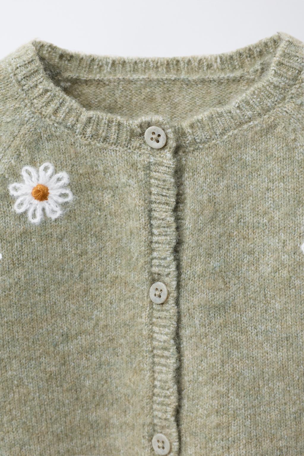 ВЯЗАНАЯ КУРТКА С ВЫШИВКОЙ МАРГАРИТКАМИ