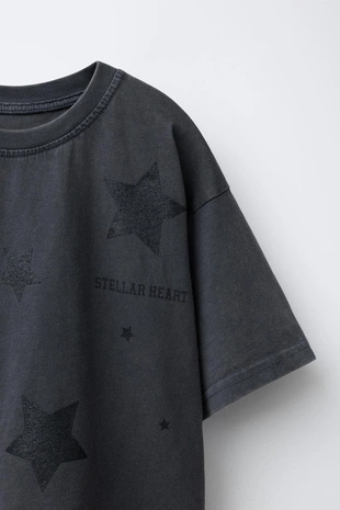 Футболка с эффектом потертости, принтом «звезды» и блестками- Заказать в России