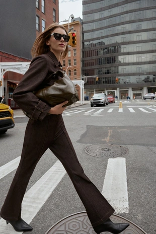 Брюки FLARED с декоративной строчкой и контрастной отделкой- Заказать в России