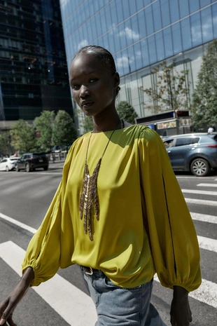 Атласный топ с разрезами на рукавах- Заказать в России