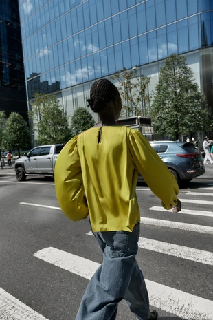 Атласный топ с разрезами на рукавах- Заказать в России