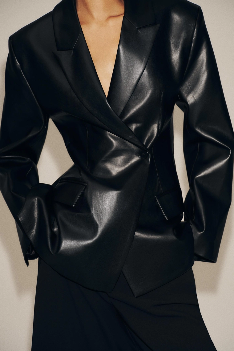 Пиджак из искусственной кожи с лацканами