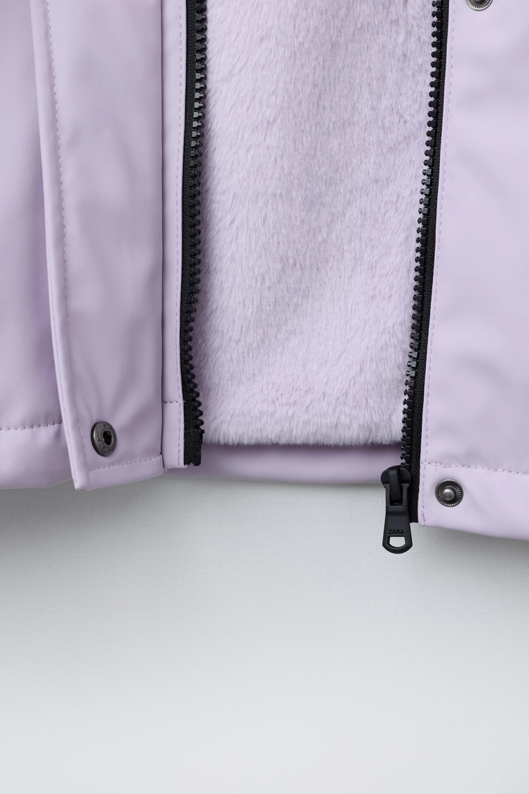 Дождевик из водонепроницаемой резины с искусственным мехом