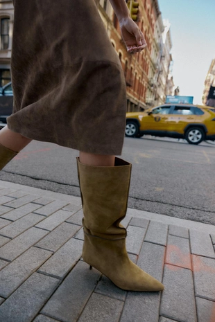 Замшевые сапоги с декоративной строчкой- Заказать в России