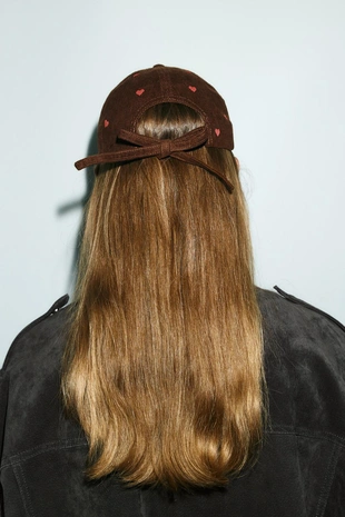 Вельветовая кепка с вышивкой в виде сердец- Заказать в России