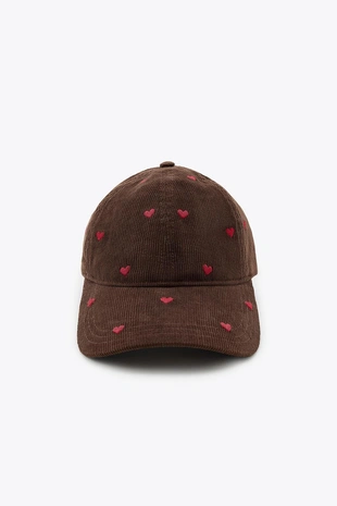 Вельветовая кепка с вышивкой в виде сердец- Заказать в России