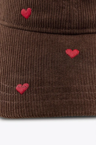Вельветовая кепка с вышивкой в виде сердец- Заказать в России