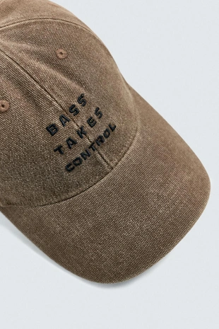 Кепка с контрастной вышивкой- Заказать в России