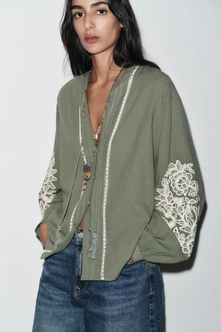 Блуза с контрастной вышивкой- Заказать в России