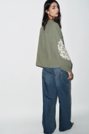 Блуза с контрастной вышивкой- Заказать в России