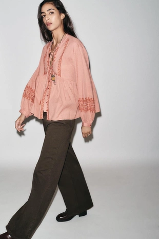 Блуза с контрастной вышивкой- Заказать в России