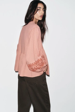 Блуза с контрастной вышивкой- Заказать в России