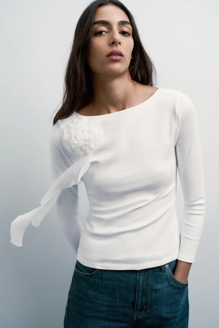 Футболка с объемным цветком