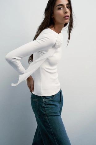 Футболка с объемным цветком