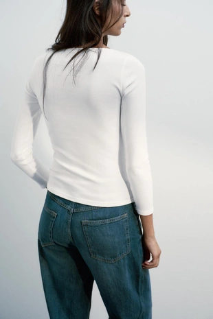 Футболка с объемным цветком