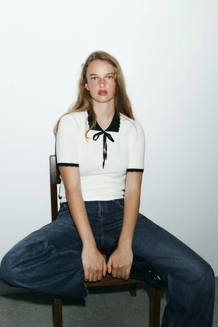 Футболка с контрастным воротником и бантом- Заказать в России