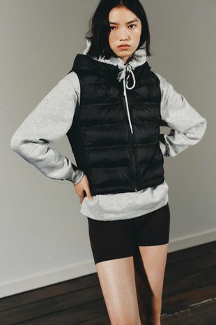 Стеганый жилет с комбинированной отделкой- Заказать в России