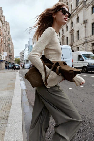 Джемпер вязки «поинтелле» с рукавами-колоколами- Заказать в России