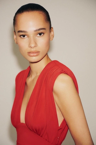 Короткое платье с подплечниками