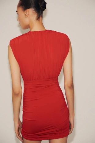 Короткое платье с подплечниками- Заказать в России