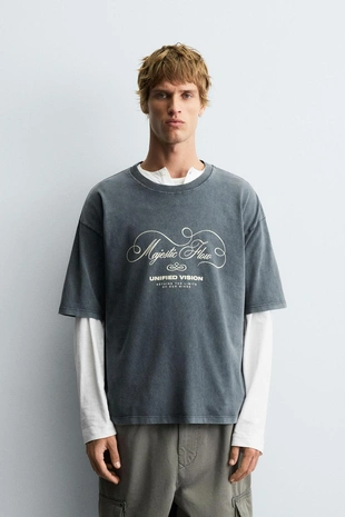 Футболка с эффектом потертости и принтом с текстом- Заказать в России